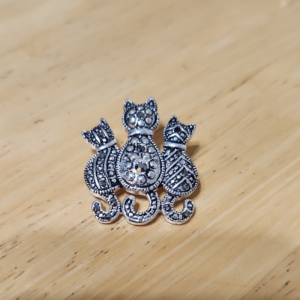 Silver Cat Pin with Intricate Design - Picture 1 of 4